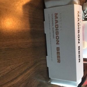 Madison Beer brush set